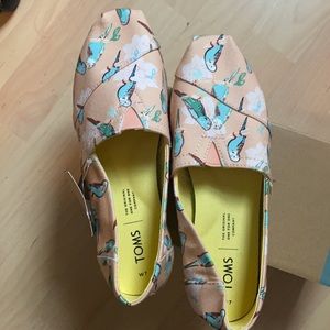 Never been worn Tom’s size 7.